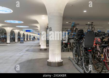 Neues Fahrradparkhaus am Hauptbahnhof Amsterdam Central, Stationsplein, Platz für rund 7000 Fahrräder, größtes in Amsterdam, digital überwacht, Unterirdisch, direkte Anbindung an den Bahnhof und die Metro, Niederlande, Fahrradparkhaus Stationsplein *** Neues Fahrradparkhaus am Amsterdamer Hauptbahnhof, Stationsplein, Platz für rund 7000 Fahrräder, größtes in Amsterdam, digital überwacht, unterirdisch, direkte Verbindung zum Bahnhof und zur U-Bahn, Niederlande, Stationsplein Fahrradparkhaus Stockfoto