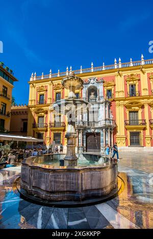 Fontana Plaza Del Obispo Brunnen und der Palacio Episcopal (Bischofspalast) in Plaza Del Obispo (Bischofsplatz), Altstadt, malaga, spanien. Stockfoto