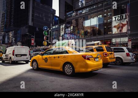 Gelbes Taxi auf den Straßen von New York City Stockfoto