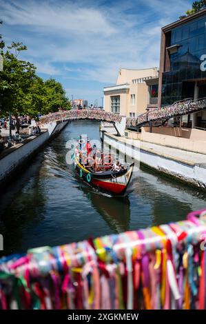 Bootsfahrt durch Kanäle in einem farbenfrohen und traditionellen Moliceiro-Boot, Aveiro, Portugal Stockfoto