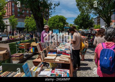 Straße und Flohmarkt in Aveiro, Portugal Stockfoto