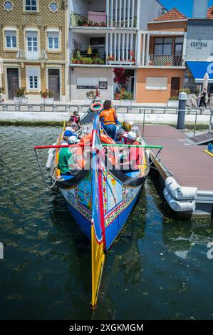 Bootsfahrt durch Kanäle in einem farbenfrohen und traditionellen Moliceiro-Boot, Aveiro, Portugal Stockfoto