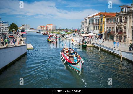 Bootsfahrt durch Kanäle in einem farbenfrohen und traditionellen Moliceiro-Boot, Aveiro, Portugal Stockfoto