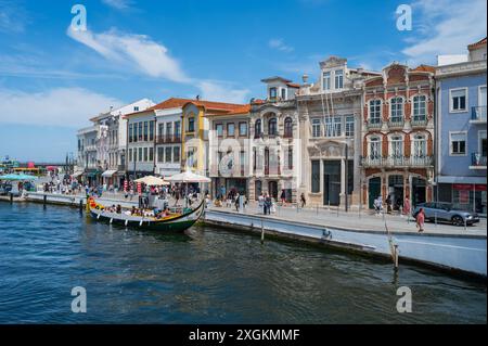 Bootsfahrt durch Kanäle in einem farbenfrohen und traditionellen Moliceiro-Boot, Aveiro, Portugal Stockfoto