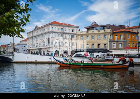 Bootsfahrt durch Kanäle in einem farbenfrohen und traditionellen Moliceiro-Boot, Aveiro, Portugal Stockfoto