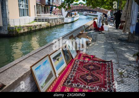 Straße und Flohmarkt in Aveiro, Portugal Stockfoto