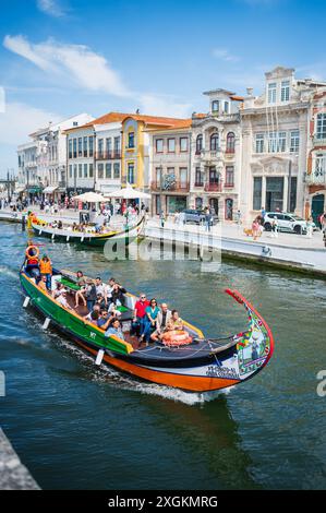 Bootsfahrt durch Kanäle in einem farbenfrohen und traditionellen Moliceiro-Boot, Aveiro, Portugal Stockfoto