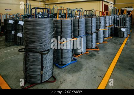 Stahldrahtspule in der Metallverarbeitung. Stockfoto