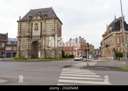 Cambrai, Frankreich - 21. Mai 2023: Eine leere Straße in Cambrai, Frankreich, verfügt über ein historisches Gebäude mit kunstvoller Architektur und einem zentralen Platz Stockfoto