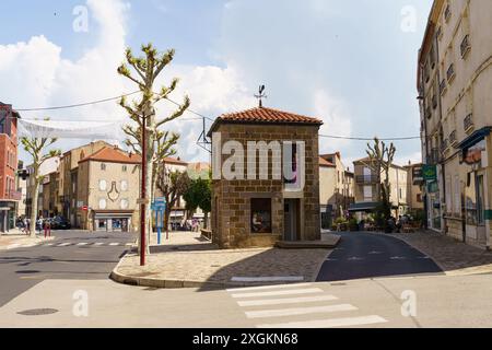 Langeac, Frankreich - 28. Mai 2023: An einem sonnigen Tag steht ein bezaubernder Steinturm an der Kreuzung der Kopfsteinpflasterstraßen in Langeac, Frankreich. Der Turm Stockfoto