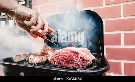 Nahaufnahme der Grillparty im Garten zu Hause. Im Sommer bbq im Freien Stockfoto