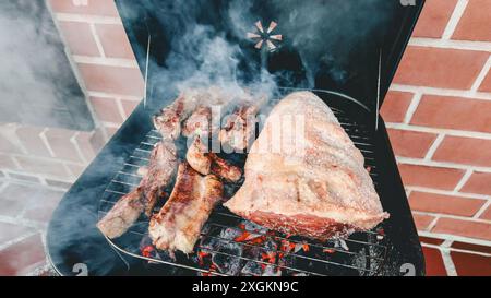 Blick von oben, Fleischgerichte im Grill. Grillparty Stockfoto