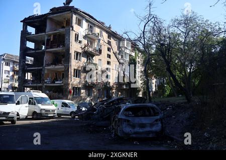 Kiew, Ukraine. Juli 2024. Ausgebrannte Autos werden vor einem fünfstöckigen Wohnblock im Bezirk Holosiivskyi nach einem russischen Raketenangriff in Kiew gesehen. Am Morgen führte die russische Armee einen Raketenangriff auf die ukrainischen Städte Kiew, Dnipro, Kryvyi Rih, Slowiansk, Kramatorsk, mit mehr als 40 Raketen verschiedener Art. In Kiew wurden Wohngebäude, Infrastrukturanlagen und das Kinderkrankenhaus „Okhmatdyt“ beschädigt. Retter suchen weiterhin nach Menschen unter den Trümmern. Quelle: SOPA Images Limited/Alamy Live News Stockfoto