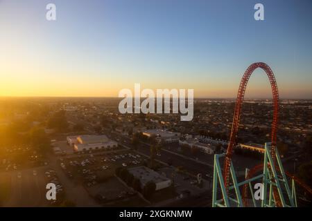 Blick auf Knott's Berry Farm und seine Umgebung von Sky Cabin in Buena Park, Kalifornien Stockfoto