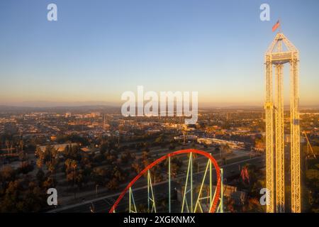 Blick auf Knott's Berry Farm und seine Umgebung von Sky Cabin in Buena Park, Kalifornien Stockfoto