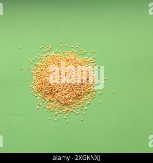 Sesamum indicum - Haufen weißer Sesamsamen aus biologischem Anbau Stockfoto