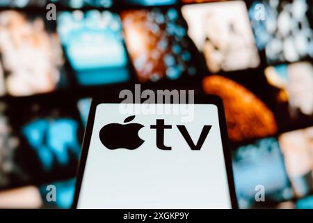 Paraguay. Juli 2024. In dieser Abbildung wird ein Apple TV-Logo auf einem Smartphone-Bildschirm angezeigt. (Foto von Jaque Silva/SOPA Images/SIPA USA) *** ausschließlich für redaktionelle Nachrichten *** Credit: SIPA USA/Alamy Live News Stockfoto