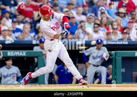 Philadelphia, Usa. Juli 2024. Philadelphia Phillies' TREA Turner trifft eine Single während des ersten Inning eines MLB-Baseballspiels gegen die Los Angeles Dodgers in Philadelphia am Dienstag, den 17. Oktober 2023. Foto: Laurence Kesterson/UPI Credit: UPI/Alamy Live News Stockfoto