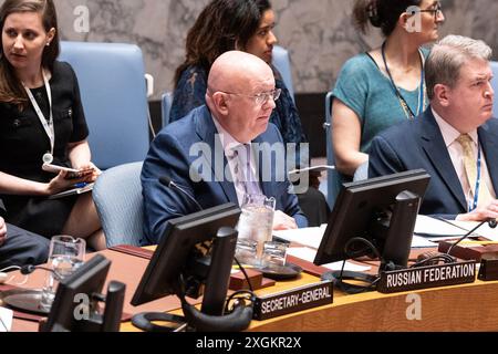 Botschafter Vassily Nebenzia von Russland führt den Vorsitz, als Russland Präsident des SC für den Monat Juli bei der Sitzung des Sicherheitsrats im UN-Hauptquartier in New York ist. Das Treffen wurde einberufen, nachdem Russland am 8. Juli 2024 viele zivile Orte in der Ukraine bombardiert hatte, darunter das Kinderkrankenhaus in Kiew. Russland behauptete, die Explosion sei durch eine falsch abgefeuerte ukrainische Luftabwehrrakete verursacht worden, aber die UNO sagte, es sei sehr wahrscheinlich, dass Moskau hinter dem Angriff steckte. Videoaufnahmen und eine Standortanalyse zeigten, dass das Gebäude direkt von einer russischen Rakete getroffen wurde. (Foto: Lev Radin/Pacific Press) Stockfoto