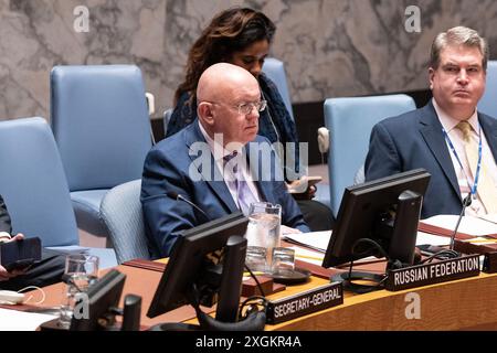 Botschafter Vassily Nebenzia von Russland führt den Vorsitz als Präsident des Sicherheitsrats für den Monat Juli bei der Sitzung des Sicherheitsrats im UN-Hauptquartier in New York. Das Treffen wurde einberufen, nachdem Russland am 8. Juli 2024 viele zivile Orte in der Ukraine bombardiert hatte, darunter das Kinderkrankenhaus in Kiew. Russland behauptete, die Explosion sei durch eine falsch abgefeuerte ukrainische Luftabwehrrakete verursacht worden, aber die UNO sagte, es sei sehr wahrscheinlich, dass Moskau hinter dem Angriff steckte. Videoaufnahmen und eine Standortanalyse zeigten, dass das Gebäude direkt von einer russischen Rakete getroffen wurde. (Foto: Lev Radin/Pacific Press) Stockfoto
