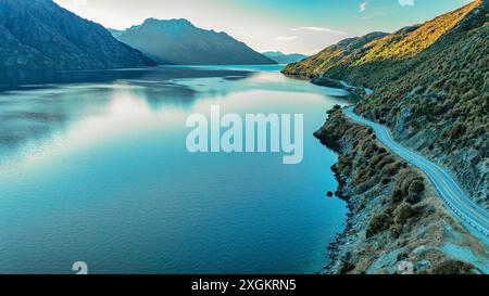 Die Teufelstreppe, der Highway entlang des Ufers des Lake Wakatipu, zwischen Queenstown und Kingston Stockfoto