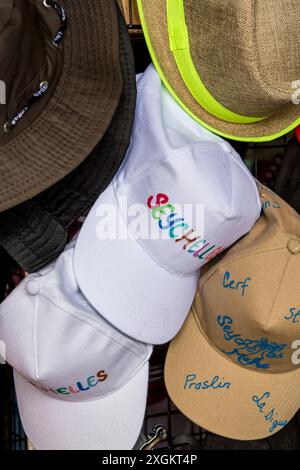 Souvenirs im Sir Selwyn Selwyn Clarke Market, Victoria, Mahe, Republik Seychellen, Indischer Ozean. Stockfoto