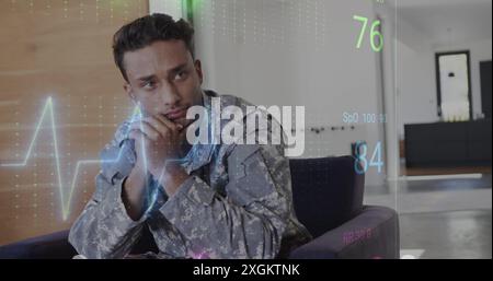 Bild des Herzfrequenzmessers gegen männlichen Armeeoffizier in Uniform, der im Krankenhaus wartet Stockfoto
