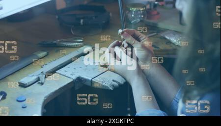 Bild mehrerer 5g-Texte über kaukasische Frau, die in der Werkstatt den Ring betrachtet Stockfoto