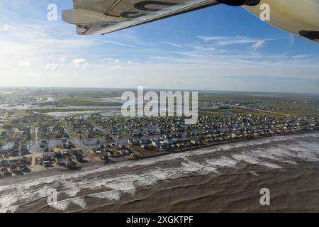 Eine Küstenwache der Luftstation Corpus Christi HC-144 Ocean Sentry führt am 8. Juli 2024 Überflüge von Matagorda, Texas City, Galveston und dem Hafen von Houston, Texas, durch. Kapitän Keith Donohue, Befehlshaber des Küstenwache-Sektors Houston-Galveston, schloss sich der Crew an, um die Schadensauswirkungen des Hurrikans Beryl zu bewerten. (Foto der US-Küstenwache von Petty Officer 2nd Class Jessica Fontenette) Stockfoto