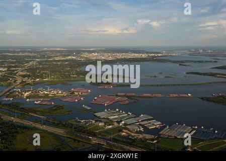 Eine Küstenwache der Luftstation Corpus Christi HC-144 Ocean Sentry führt am 8. Juli 2024 Überflüge von Matagorda, Texas City, Galveston und dem Hafen von Houston, Texas, durch. Kapitän Keith Donohue, Befehlshaber des Küstenwache-Sektors Houston-Galveston, schloss sich der Crew an, um die Schadensauswirkungen des Hurrikans Beryl zu bewerten. (Foto der US-Küstenwache von Petty Officer 2nd Class Jessica Fontenette) Stockfoto