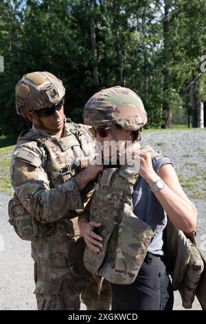 Zivilisten, die an der Joint Civilian Orientation Conference (JCOC) teilnehmen, haben am 24. Juni 2024 eine M4-Karabine auf der Joint Base Elmendorf-Richardson abgefeuert. JCOC ist das wichtigste öffentliche Verbindungsprogramm des Verteidigungsministeriums. Es wurde entwickelt, um amerikanischen Wirtschafts- und Gemeindeführern eine immersive Erfahrung in der militärischen Welt zu bieten. (Foto der US-Armee von PFC. Jolene Cintron) Stockfoto