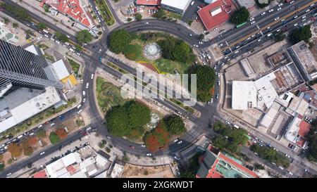 Geradeaus der Vogelperspektive auf einen Kreisverkehr und die Gebäude in der Innenstadt von Guadalajara, Jalisco, Mexiko. Stockfoto