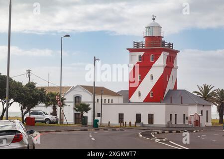 Das rot-weiß gestreifte Green Point Lihgthouse am Mouille Point, Kapstadt Südafrika Stockfoto