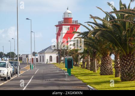 Das rot-weiß gestreifte Green Point Lihgthouse am Mouille Point, Kapstadt Südafrika Stockfoto