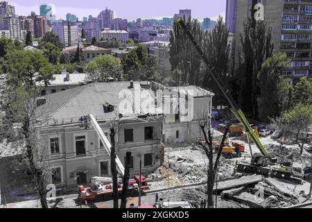 Kiew, Kiew-Stadt, Ukraine. Juli 2024. Arbeiter beseitigen Trümmer im zerstörten Ohmatdyt-Kinderkrankenhaus in Kiew nach russischem Raketenangriff. (Kreditbild: © Andreas Stroh/ZUMA Press Wire) NUR REDAKTIONELLE VERWENDUNG! Nicht für kommerzielle ZWECKE! Stockfoto