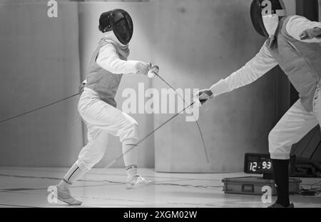 USA – 20. Juni 2024: Out of Nowhere Fencing bietet Unterricht im Fechten für alle Niveaus unter dem wachsamen Auge von Trainer Davi Stockfoto