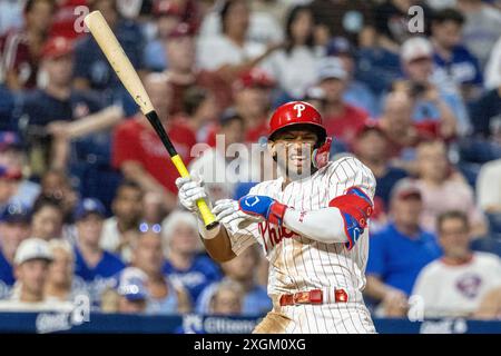 Philadelphia, Usa. Juli 2024. Philadelphia Phillies' Johan Rojas wird vom Pitcher Michael Peterson der Los Angeles Dodgers während des siebten Inning eines MLB-Baseballspiels am Dienstag, den 17. Oktober 2023, getroffen. Foto: Laurence Kesterson/UPI Credit: UPI/Alamy Live News Stockfoto