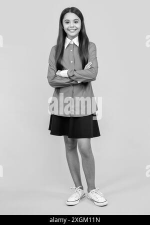 Selbstbewusstes Teenager-Mädchen. Mädchen in Schuluniform. Zurück in die Schule. Teenager, der die Hand kreuzt. Teenager-Schulmädchen in Uniform. Jugend und Bildung Stockfoto