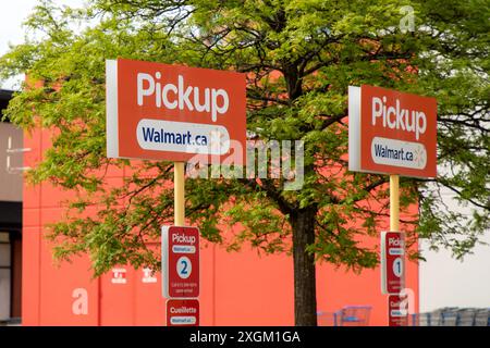 Kanata, Kanada - 2. Juni 2024: Walmart-Abholschilder. Parkplatz für Online-Bestellungen im Supermarkt in Ontario Stockfoto