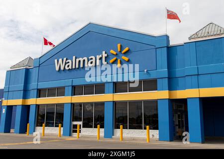 Kanata, Kanada - 2. Juni 2024: Walmart-Einzelhandelsgebäude mit kanadischer und Ontario-Flagge Stockfoto