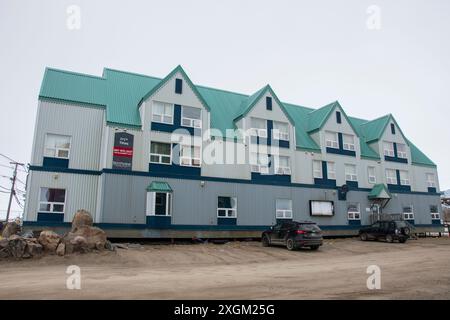 Paunna Place Gebäude am Queen Elizabeth Way in Iqaluit, Nunavut, Kanada Stockfoto