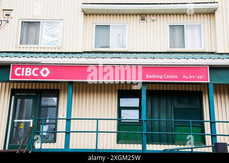 Zweisprachiges CIBC-Zeichen auf Englisch und Inuktitut auf Queen Elizabeth Way in Iqaluit, Nunavut, Kanada Stockfoto