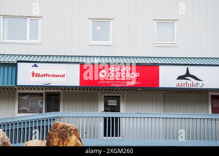 Baffinland Bergbauunternehmen, Outcrop Communications und Aarluk Consulting Schilder in Iqaluit, Nunavut, Kanada Stockfoto