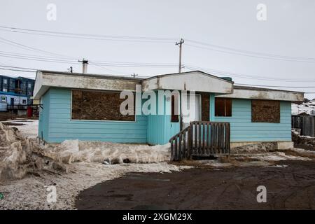 Verfallenes verlassenes Haus in der Sinaa Street in Iqaluit, Nunavut, Kanada Stockfoto