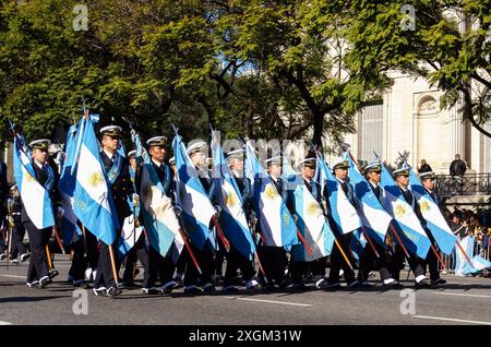 Buenos Aires, Argentinien. Juli 2024. Flaggenträger der argentinischen Marine rücken in der Kontinuität der Parade vor. Präsident Javier Milei leitete die Feierlichkeiten zum 208. Jahrestag der Unabhängigkeit der Argentinischen Republik, begleitet von einer Parade von mehr als 7.000 Soldaten der verschiedenen Streitkräfte. (Foto: Nehuen Rovediello/SOPA Images/SIPA USA) Credit: SIPA USA/Alamy Live News Stockfoto