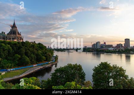 Ottawa, Kanada - 4. Juni 2024: Ottawa River und Gatineau City of Quebec in Kanada am Abend. Stockfoto