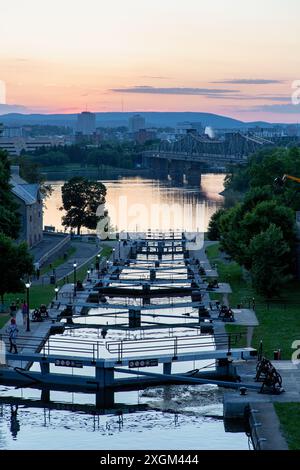 Ottawa, Kanada - 4. Juni 2024: Rideau-Kanalschleusen in Ottawa, Kanada. Blick auf Ottawa River, Alexandra Bridge und Gatineau Stadt Quebec bei Sonnenuntergang Stockfoto