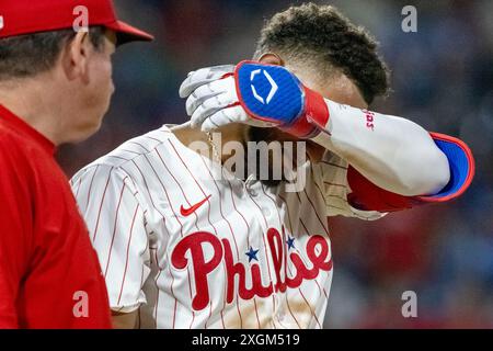 Philadelphia, Usa. Juli 2024. Johan Rojas von Philadelphia Phillies reagiert, nachdem er am Dienstag, den 9. Juli 2024, während des siebten Inning eines MLB-Baseballspiels in Philadelphia von einem Pitcher der Los Angeles Dodgers Michael Peterson getroffen wurde. Foto: Laurence Kesterson/UPI Credit: UPI/Alamy Live News Stockfoto