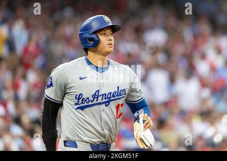 Philadelphia, Usa. Juli 2024. Los Angeles Dodgers benannte Hitter Shohei Ohtani (17) Walks während des fünften Inning eines MLB-Baseballspiels gegen die Philadelphia Phillies in Philadelphia am Dienstag, den 9. Juli 2024. Foto: Laurence Kesterson/UPI Credit: UPI/Alamy Live News Stockfoto