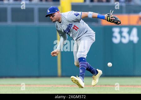 Philadelphia, Usa. Juli 2024. Los Angeles Dodgers Shortstop Miguel Rojas (11) verpasst eine Single von Johan Rojas (18) aus Philadelphia Phillies während des zweiten Inning eines MLB-Baseballspiels in Philadelphia am Dienstag, den 9. Juli 2024. Foto: Laurence Kesterson/UPI Credit: UPI/Alamy Live News Stockfoto